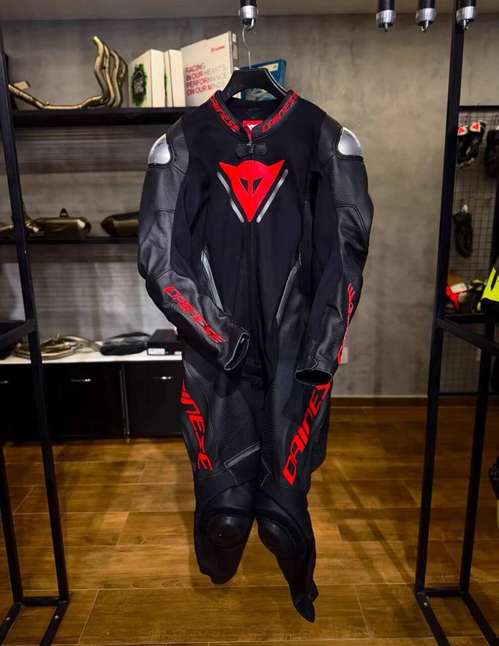 Dainese — профессиональный кожаный комбинезон